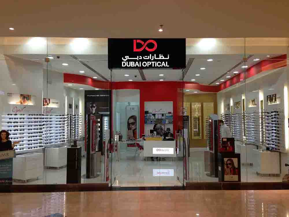 Blick in einen Verkaufsraum mit Sonnenbrillen auf der Messe Dubai Optical Show Vision X