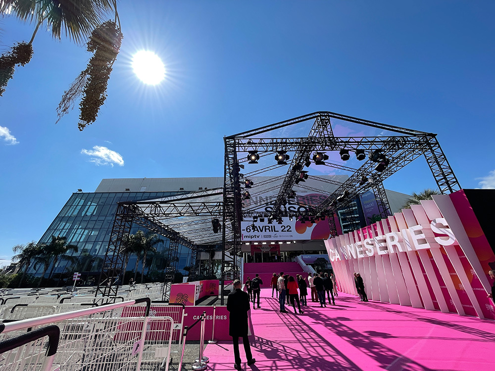 Eingang Cannesseries MipTV 2022 im Palais des Festivals